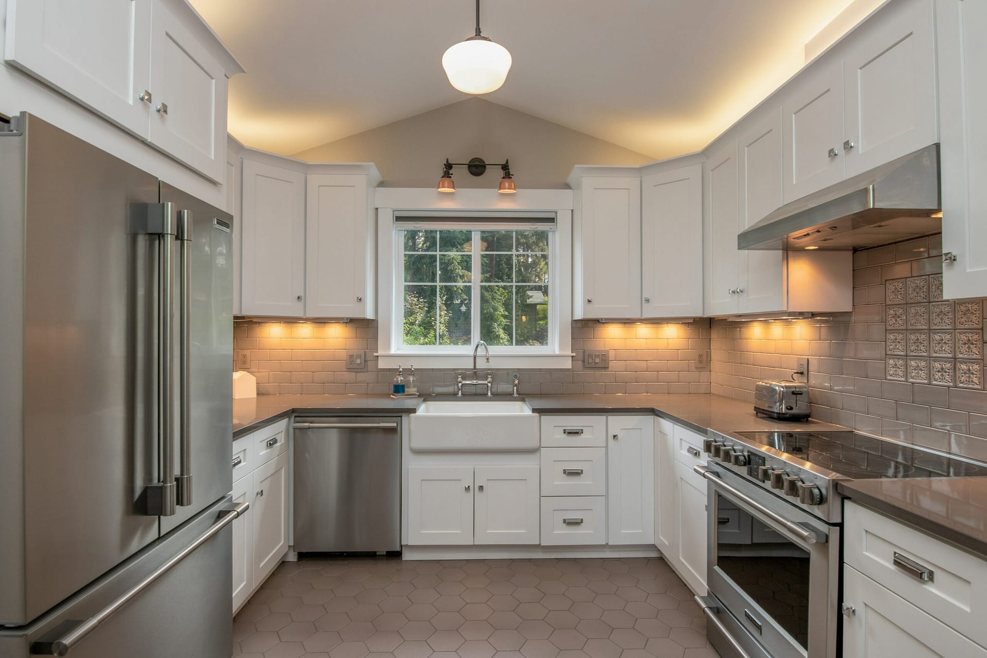 Modern-Kitchen-Renovation-Design-by-Kitchen-Cabinets-Surrey